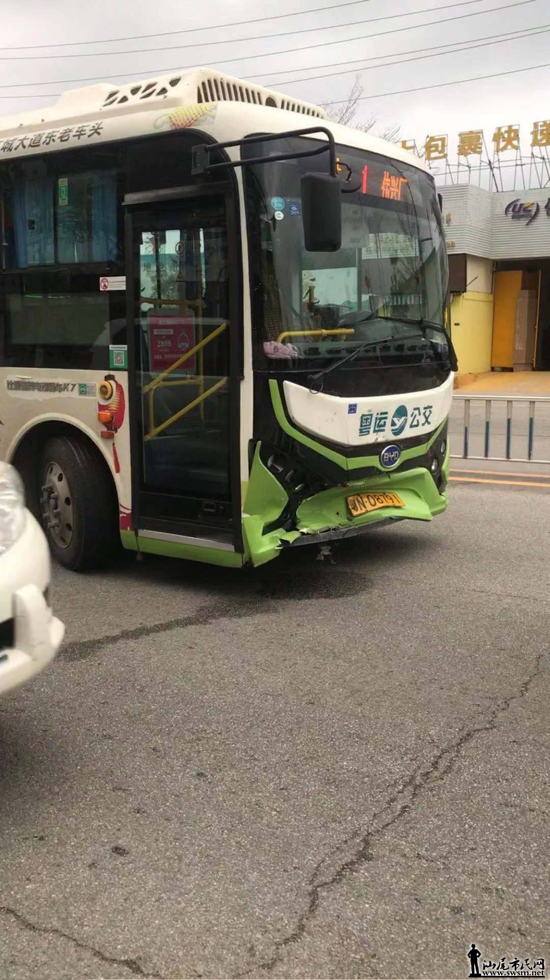 汕尾市民网-海丰公交车失控撞向路边小车,结果.